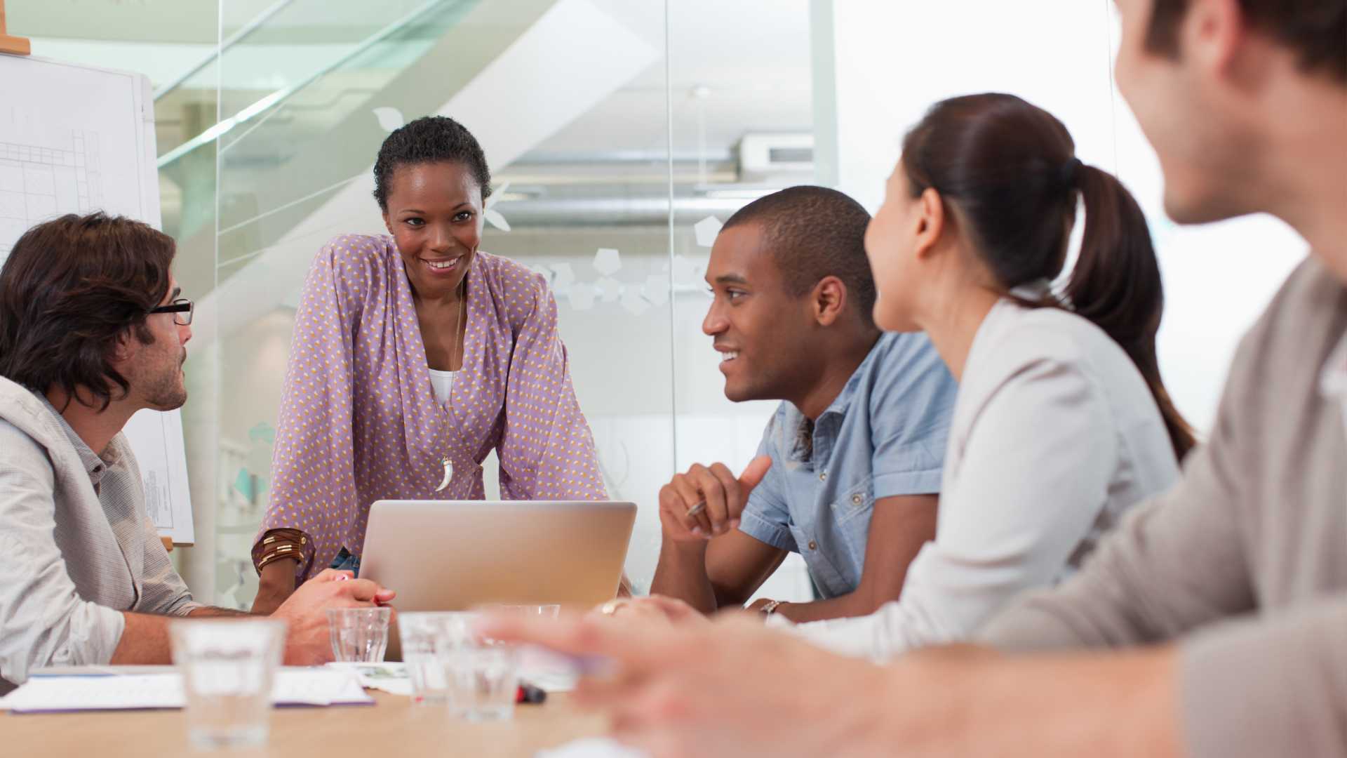 Impulsione uma transformação verdadeira em sua instituição, promovendo um ambiente onde a equidade social é prioridade e a diversidade potencializa o sucesso de todos.